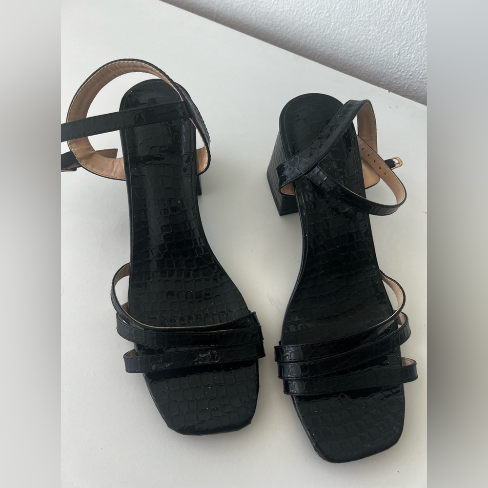 Black sandals size 8